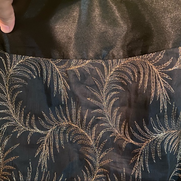 Elegant Black and Gold Skirt - Picture 2 of 8